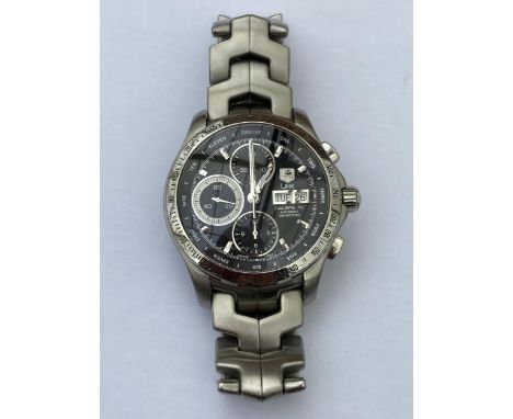 A GENTS TAG HEUER LINK CALIBRE 16 AUTOMATIC CHRONOGRAPH WRISTWATCH WITH CARD, MODEL NO. CJF2HA SERIAL NO. EEW5230 WORKING AT 