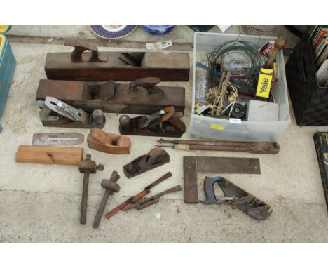 AN ASSORTMENT OF VINTAGE TOOLS TO INCLUDE WOOD PLANES, GUAGES AND SET SQUARES ETC 