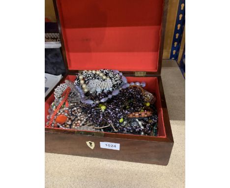 A QUANTITY OF COSTUME JEWELLERY IN A VINTAGE MAHOGANY BOX 