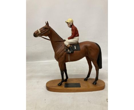 A CONNOISSEUR MODEL BY BESWICK OF RED RUM BRIAN FLETCHER UP ON A WOODEN PLINTH 