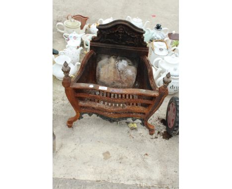 A HEAVY DECORATIVE VINTAGE FIRE GRATE 