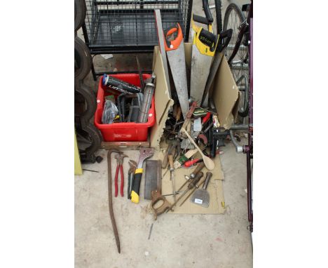 AN ASSORTMENT OF TOOLS TO INCLUDE PLIERS, CHISELS AND SAWS ETC 