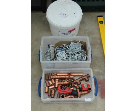A TUB OF FINE CASTING PLASTER, COPPER PIPE FITTINGS AND A LARGE QUANTITY OF GALVANISED RING ON PLATES ETC 