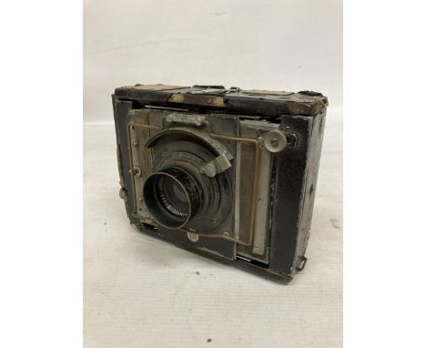 A VINTAGE VAN NECK LONDON "LARK" ANALOGUE CAMERA 