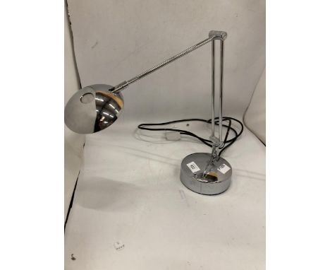 AN ESTILUZ ICONS M-1137, CHROME TABLE LAMP WITH ARTICULATED ARM AND HEAD, DESIGNED BY LEONARDO MARELLI 