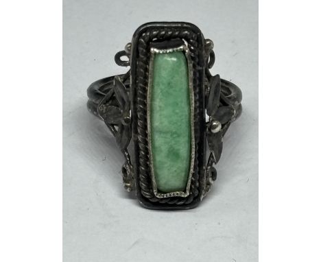 A VINTAGE GREEN STONE RING SIZE I 