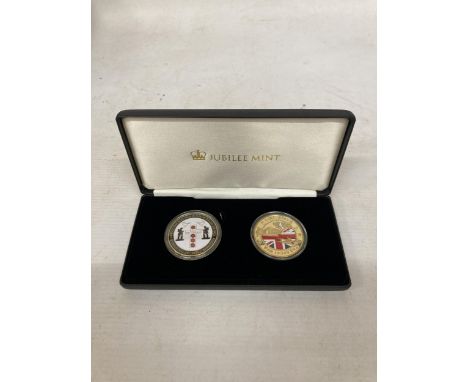A JUBILEE MINT BOXED SET TO INCLUDE A 24K GOLD PLATED MEMORIAL COMMEMORATIVE COIN 1914 - 1918 SOMME WORLD WAR 1 AND A FIRST W