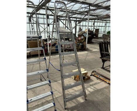A SIX RUNG ALUMINIUM STEP LADDER 
