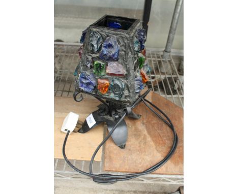 A DECORATIVE METAL AND COLOURED GLASS TABLE LAMP 