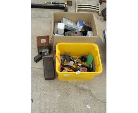 AN ASSORTMENT OF VINTAGE COMMUNICATION AND RADIO ITEMS TO INCLUDE A MORSE CODE BUTTON, SWITCH BOXES AND ARIEL FITTINGS ETC 