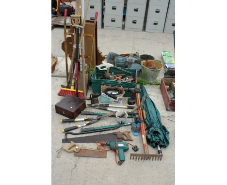 AN ASSORTMENT OF TOOLS TO INCLUDE SAWS, GARDEN SHEARS AND A SACK TRUCK ETC 