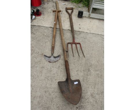 THREE VINTAGE GARDEN TOOLS TO INCLUDE A FORK AND A POST DIGGING SPADE ETC 