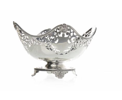 EDWARDIAN SILVER COMPORTmaker William Hutton & Sons Ltd, Sheffield 1902, of oval form with scalloped rim with cast shell moti