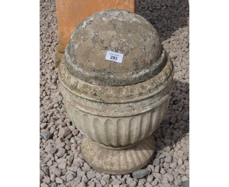 Stone lidded urn - Height: 49cm