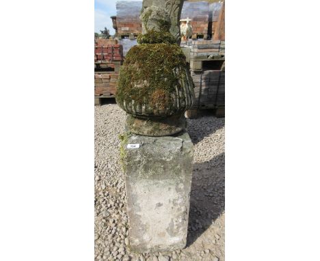 Antique natural stone finial on plinth - Height: 97cm