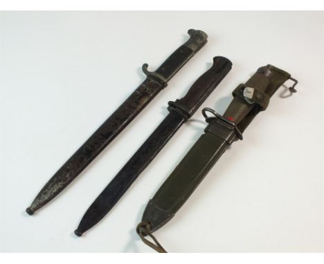 A German short carbine bladed walking-out bayonet with black plastic grip, blade length 24.5cm, overall length 36cm together 