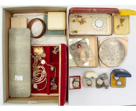 A collection of vintage costume jewellery to include Wedgwood jasperware silver set rings, pendants and earrings, silver lock