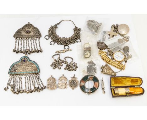 A collection of jewellery to include a white metal Scottish hardstone circular brooch, along with a silver Scottish hardstone