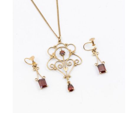An Edwardian 9ct gold garnet pendant, comprising a wire work frame with floral decoration set to the centre with a round cut 