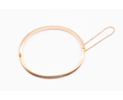 A 9ct gold hinged bangle, triangular/knife edge profile, width approx 3mm, internal diameter approx 56mm, unmarked assessed a