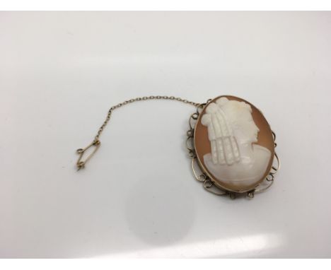 A 9ct gold cameo brooch and chain. Weight Approx 8g