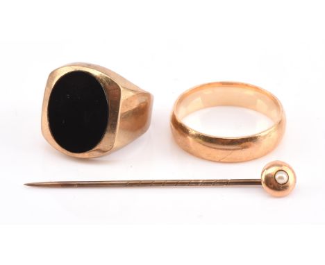 A mixed group of jewellery, including an onyx signet ring, size R, a 6mm wedding band, size W, both in 9 ct, together with a 