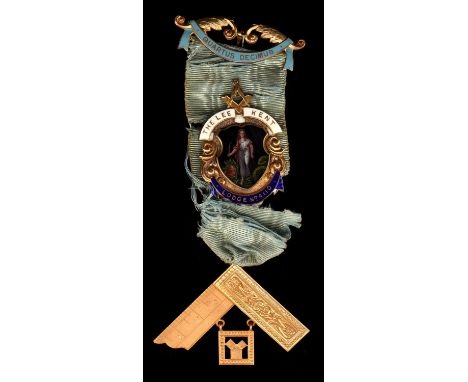 Masonic jewel, with central enamel figurative panel, light blue ribbon Quartus Decimus, in 9 ct yellow gold, central section 