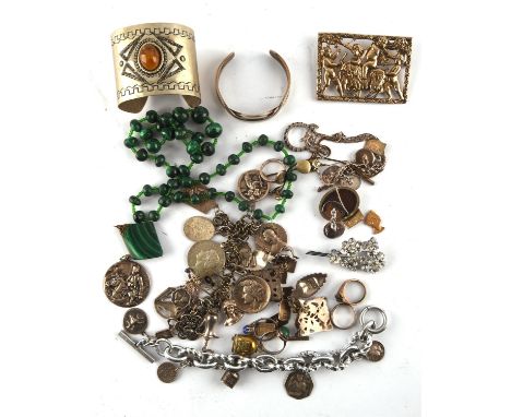 Silver costume jewellery, with malachite beaded necklace and malachite diamond shaped pendant, measuring 33mx42mm, a silver t
