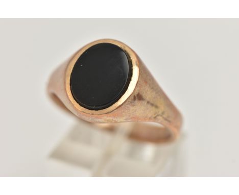 A GENTS 9CT GOLD SIGNET RING, oval plain onyx inlay, to a polished band, hallmarked 9ct Birmingham, ring size W, approximate 