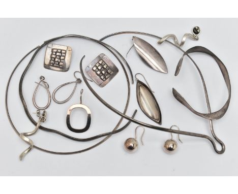 AN ASSORTMENT OF WHITE METAL CONTEMPORY JEWELLERY, to include three collar style necklaces, two stamped Mexico, a pair of squ