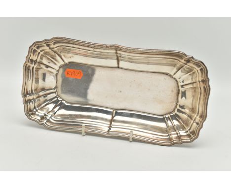 AN AMERICAN 'GORHAM' STERLING SILVER TRAY, 20th century marks, of a rectangular form with wavy outline, signed to the base 'G