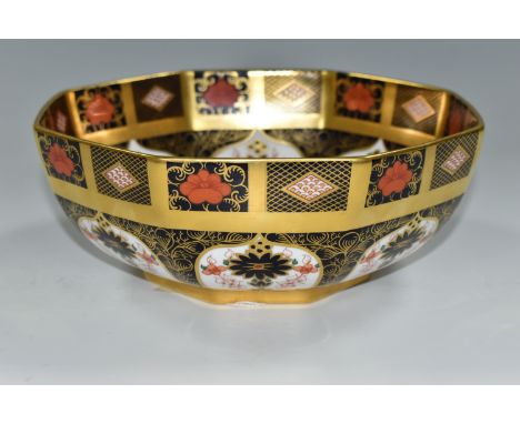 A ROYAL CROWN DERBY IMARI 1128 OCTAGONAL SOLID GOLD BAND BOWL, date cypher 1974, diameter 21cm (1) (Condition Report: printed