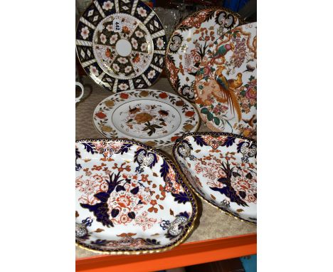 A GROUP OF ROYAL CROWN DERBY DINNER WARE, comprising four dinner plates: Imari 2451, Asian Rose 8687, Old Avesbury A73 and Im