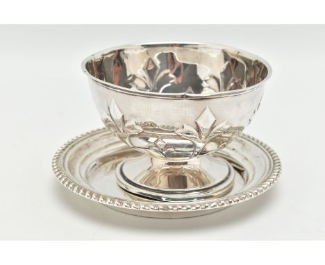 A SIVER ROSE BOWL AND A DISH, embossed pattern to the rose bowl, on a round base, hallmarked 'James Deakin &amp; Sons' Birmin