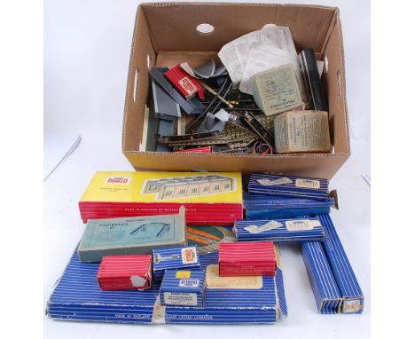 HORNBY DUBLO; A good collection of assorted vintage boxed and loose Hornby Dublo / 00 Gauge railway trainset accessories comp