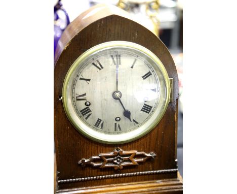 Oak cased Westminster arched mantel clock with key and pendulum. P&amp;P Group 2 (£18+VAT for the first lot and £3+VAT for su