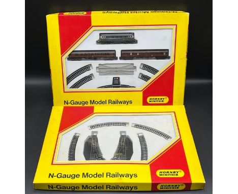 Vintage Hornby Minitrix N.102 Passenger Set which includes Minitrix N204 Class 27 D5379 in BR green, Tested Runner, plus N.90