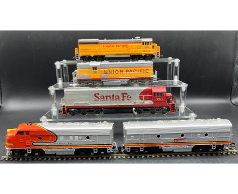 Four HO North American Outline Locomotives, three tested Runners(1600g)Santa Fe AT&SF F7A/B set, powered & dummy (Athearn?) T