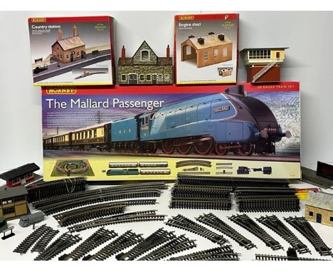 Hornby R1103 The Mallard Passenger OO gauge Train Set, with a quantity of track and Trackside buildings(5800g)LNER 4-6-2 Clas