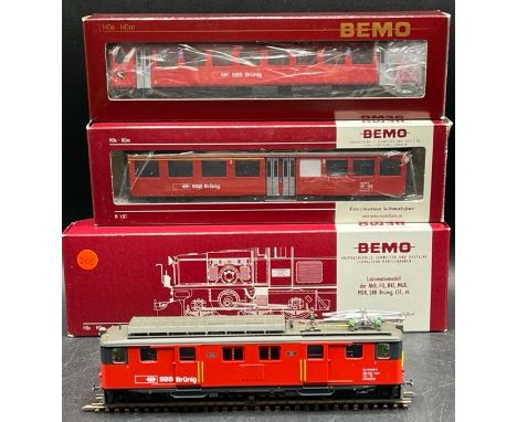 Bemo HOm 1:87 scale SBB electric loco DCC with two corresponding SBB BrÃ¼nig wagens, each boxed and Tested Runner(550g)Bemo 1