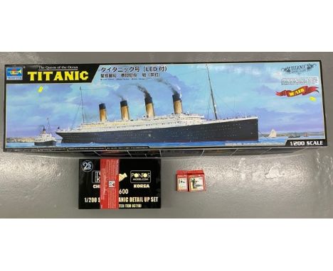 Trumpeter RMS Titanic 'The Queen of the ocean' - 03719 - 1/200 Scale & Accessories. (5000g) (4).The kit is unused with LED li