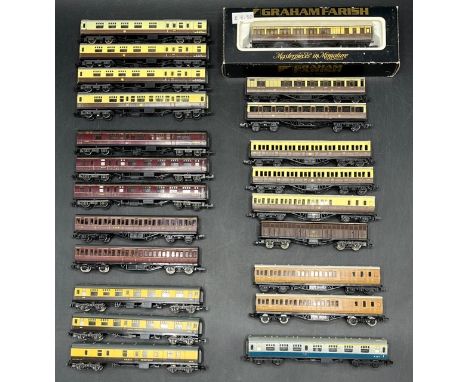 22 'N' gauge coaches, creating seven rakes of co-ordinating coaches, varying manufacturers(700g)Lima (4), Unidentified perhap