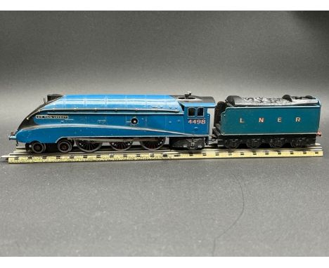 Pre-war Hornby Dublo clockwork DL1 Streamlined 4-6-2 locomotive with tender No. 4498 Sir Nigel Gresley in LNER blue livery(40