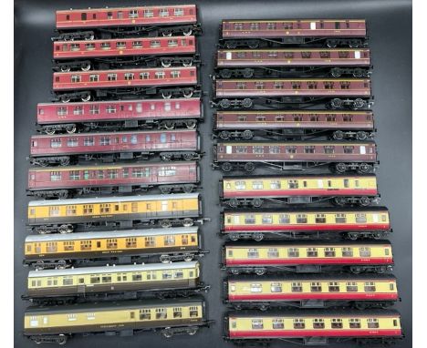 20 'OO' 'Ready-to-Roll' Coaches from Hornby (4), Lima (3), Airfix (11) and Triang (2)(3000g) Condition Report - Fair