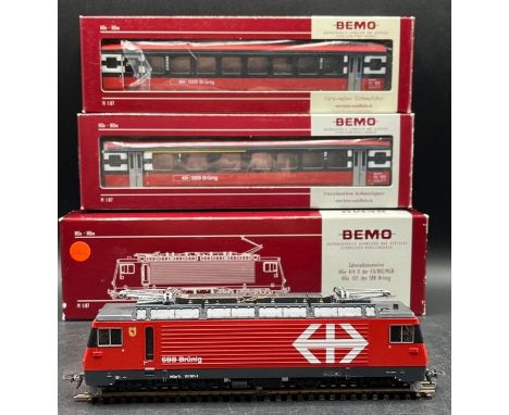 Bemo HOm 1:87 scale SBB BrÃ¼nig electric loco DCC with two corresponding BrÃ¼nig Panoramic Express cars, each boxed and Teste