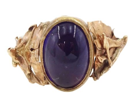 9ct gold single stone cabochon amethyst ring, with abstract design shouldersCondition Report:Approx 6.55gm, size M, max depth
