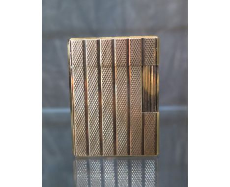 A gold plated S.T. Dupont lighter, with engine turned decoration, 4.5 cm high 