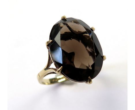 9ct Gold Ring set with large Amethyst size I weight 3.5 grams