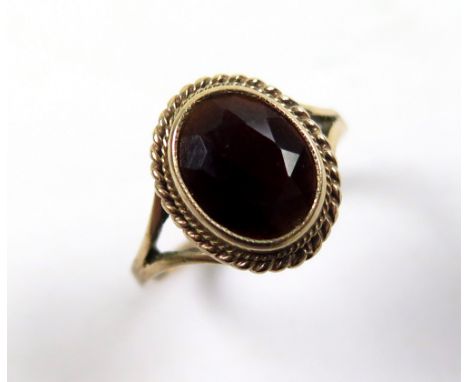 9ct Gold Ring set with Garnet size M weight 3.1 grams