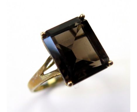 9ct Gold ring set with large Rectangular Smoky Quartz size P weight 2.7 grams